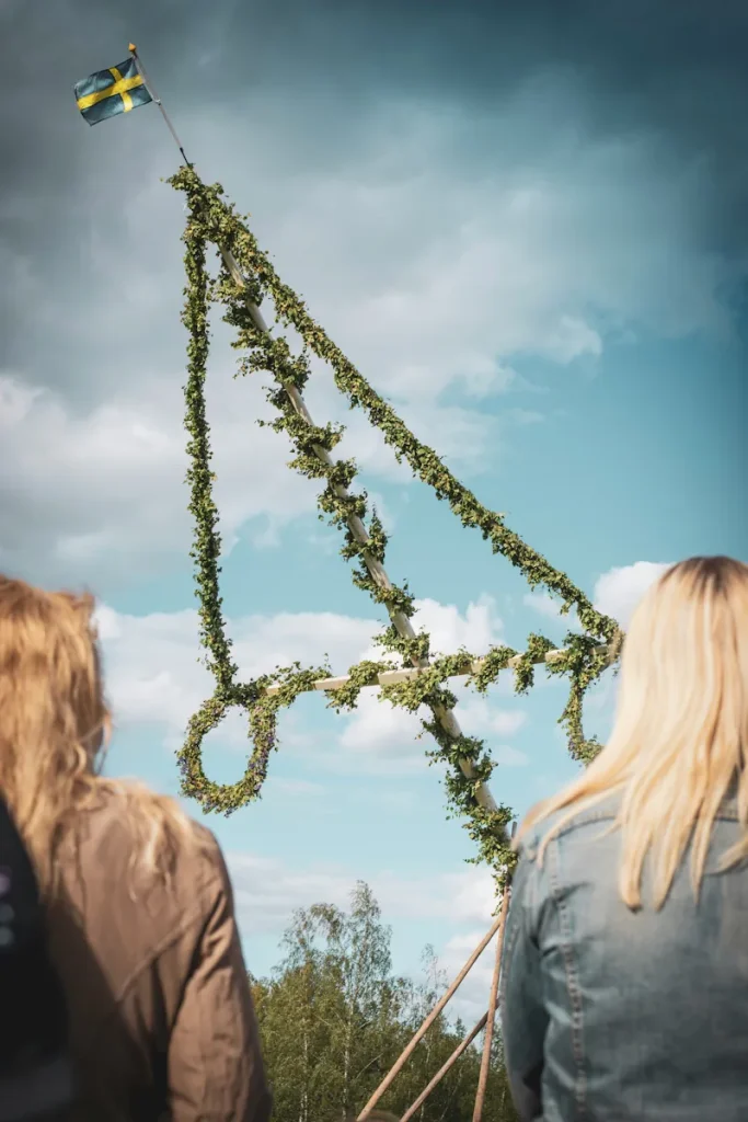 Midsommarstång blir rest